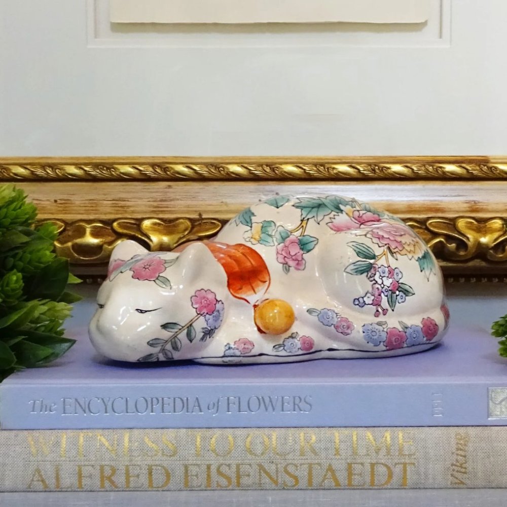 Chinese Famille Rose Sleeping Cat - Vintage - Chinoiserie - Grandmillennial
